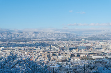 雪の日の京都市街の景色