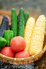 清流とザルに入れた夏野菜