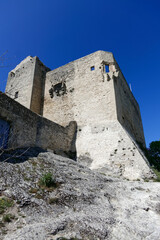 Le château des comtes de Toulouse dominant Vaison-La-Romaine dans le Vaucluse - France