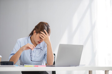 Puzzled confused asian woman thinking hard concerned about online problem solution looking at laptop screen, worried serious asian businesswoman focused on solving difficult work computer task