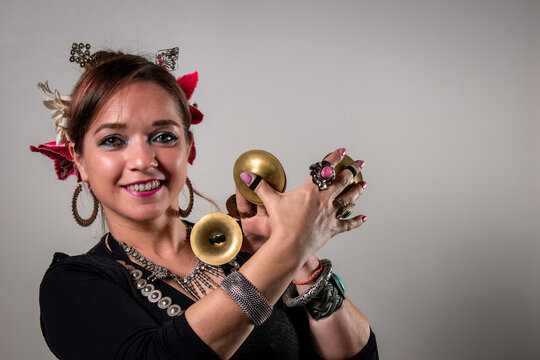 Bailarina profesional sosteniendo zills con sus manos