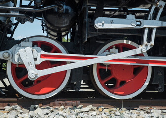 Koła napędowe odrestaurowanej lokomotywy parowej. - obrazy, fototapety, plakaty