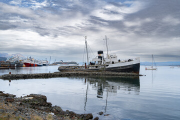 Barco encallado en la bahía de Ushuaia, Tierra del Fuego, Argentina.
