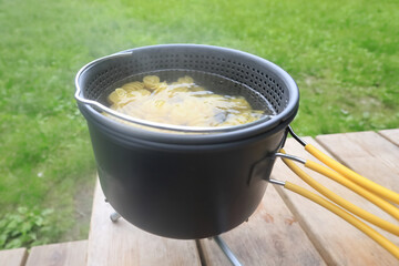 アウトドアで作るパスタ料理