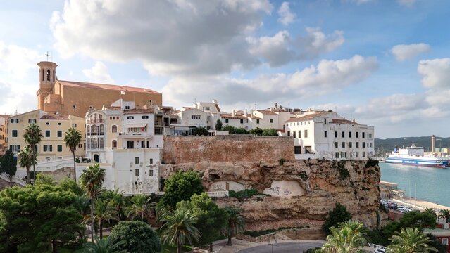 chenal d'entr&eacute;e &agrave; port mahon sur l'ile de Minorque aux Bal&eacute;ares, Espagne