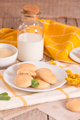 Cookies with lemon cream filling - 611723017