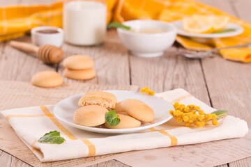 Cookies with lemon cream filling - 611723043