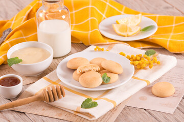 Fototapeta na wymiar Cookies with lemon cream filling
