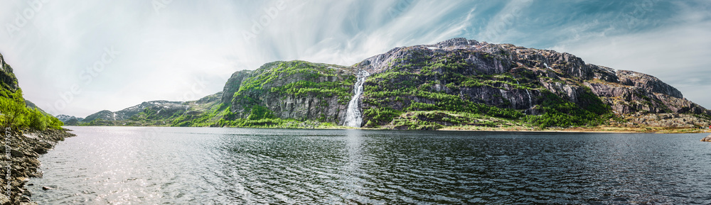 Wall mural Wasserfall an einem See in Norwegen