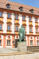 Das Alte Schloss in Bayreuth (heutiger Sitz des Finanzamtes) und Statue von Maximilian II, König von Bayern