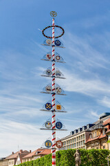 Maibaum auf der Maximilianstraße in der Innenstadt von Bayreuth, Deutschland