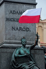 Kraków, fragment pomnika Adama Mickiewicza z flagą