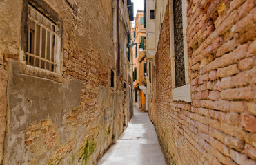 Fototapeta na wymiar Time-Worn Brick Alleys of Venice