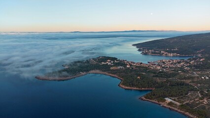 Fototapeta na wymiar Mgła na morzu, port, poranek, Góry, Chorwacja, Wyspa Brac
