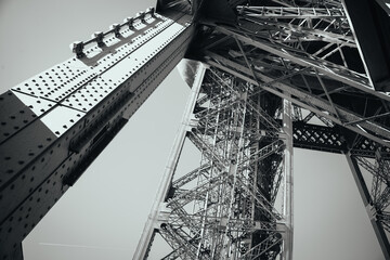 Detailbild vom Eiffelturm schwarzweiß