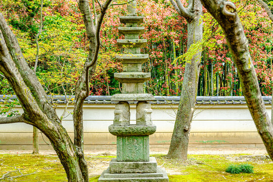 京都、相国寺の承天閣の石燈籠