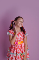 adoravél menina  com vestido de festa junina, festa de são joão