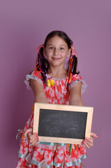 adolescente caipira com losa escolar