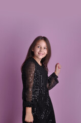 adolescente sorridente com vestido da moda 