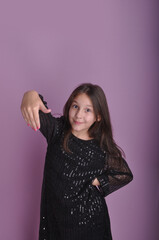adolescente sorridente com vestido da moda 