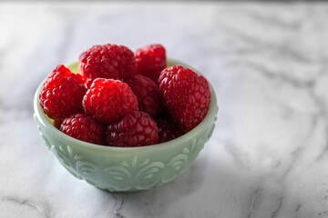 Fototapeta na wymiar raspberries in a bowl