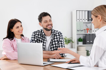 Obraz premium Couple having appointment with fertility doctor in clinic. Patient consultation