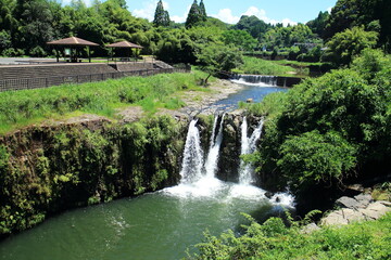 滝が流れる金山橋の穏やかな景色