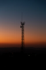Silhueta de Torre de comunicação no pôr do sol