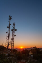 Torres de transmissão de comunicação, Nascer do Sol