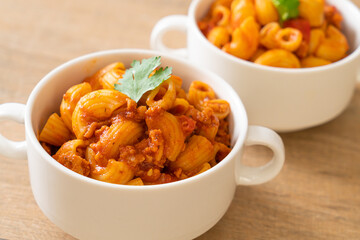 macaroni with tomatoes sauce and mince pork