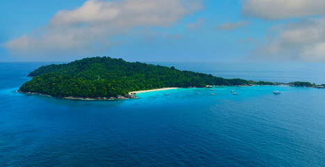 Fototapeta na wymiar Aerial view with seashore Indian Ocean at green local island in Maldives
