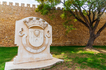 Monolito con el escudo de la ciudad de Lagos en Portugal,junto a la muralla de su fortaleza.Primer...