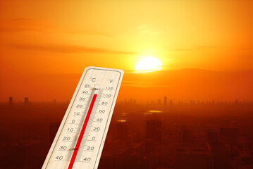 Ein Thermometer und Hitze in der Stadt	