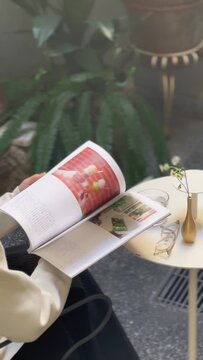 雑誌を読む女性