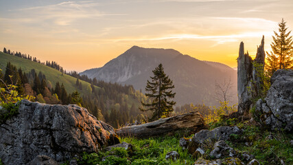 Wandern in den Bergen bei Sonnenaufgang