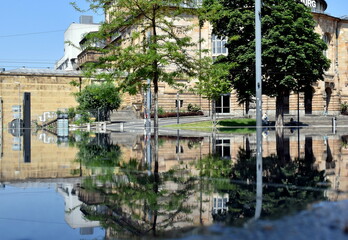 Fototapeta na wymiar Theater Freiburg spiegelt sich im Synagogenbrunnen