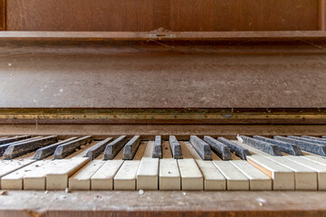 Klaviatur eines alten und schmutzigen Klaviers aus Holz