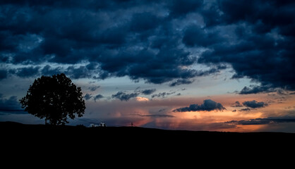 Bewölkter Himmel nach Sonnenuntergang
