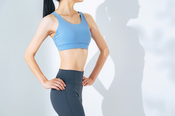 トレーニングでウエストをシェイプアップした女性イメージ　ボディケア　ダイエット