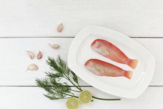 Fish in a basket, on the table, razor fish, exotic sea fish, diet food, delicacy, seafood, pieces of ice, background, background image, for presentations