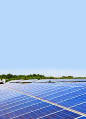 太陽光発電 の ソーラーパネル が一面に広がる　【 再生可能エネルギー の イメージ 】