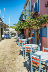 Obraz premium Cozy outdoor cafe in Fiskardo fishing village on Kefalonia island, Greece