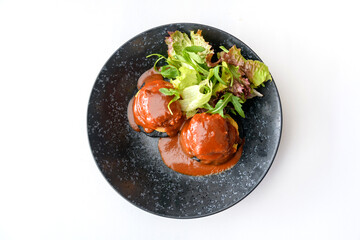 Meat balls with tomato sauce, lettuce and arugula