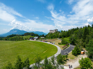 Blick auf die Burgruine Finkenstein und den Dobratsch bei Villach