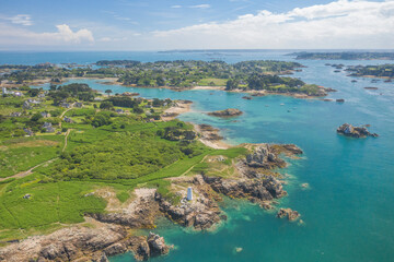 ile de Bréhat en Bretagne, vue aérienne de la cote ouest de l'ile et la tour blanche