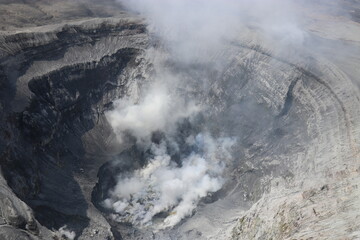 阿蘇カドリー・ドミニオン、熊本、ヘリコプターで阿蘇山の火口を空撮する