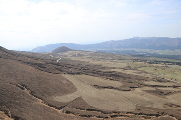 阿蘇カドリー・ドミニオン、熊本、ヘリコプターで阿蘇山の火口を空撮する