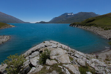 Fototapeta premium Le lac du Mont-Cenis est un lac situé dans le massif du Mont-Cenis dans les Alpes en France à la frontière italienne à 1 974 m d'altitude sur la commune de Val-Cenis.