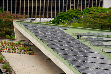 Paneles solares en techos de empresas