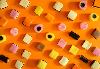 Badezimmer Foto Rückwand liquorice confectionery laid out in rows , multicolored and colorful sweet food, sweets or candy concept, flat lay © Kirsten Hinte